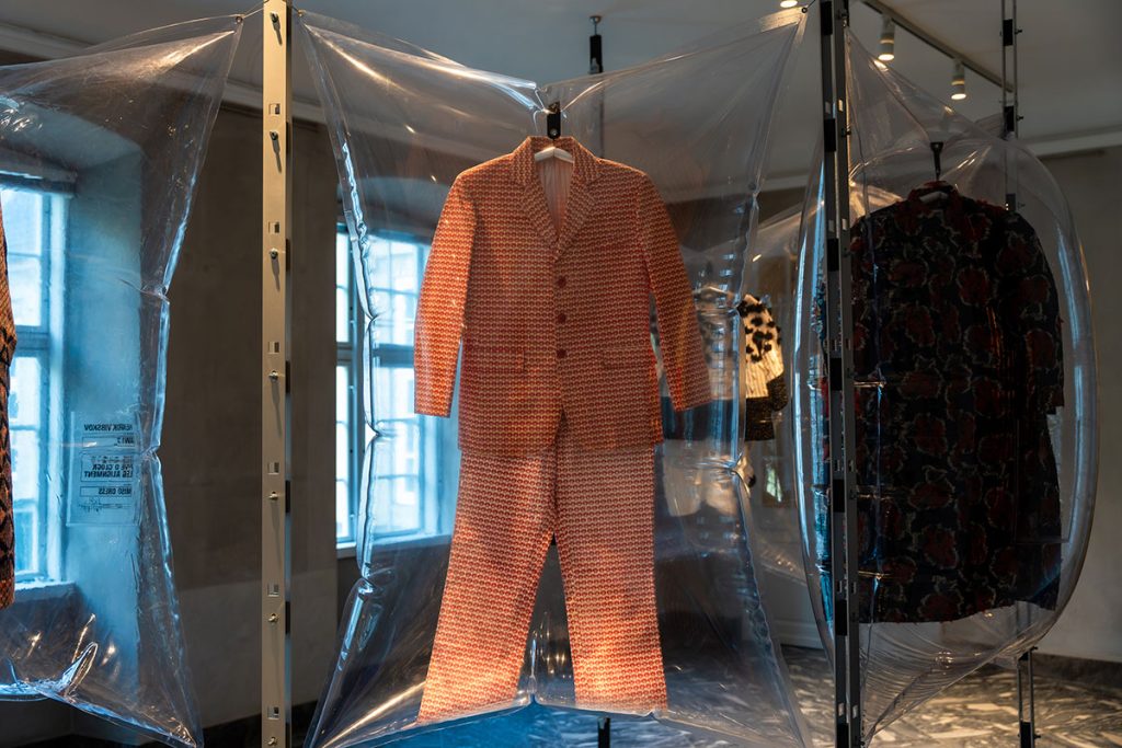 Henrik Vibskov: The Exhibition, Designmuseum Danmark. Photo: Andrea Sonne