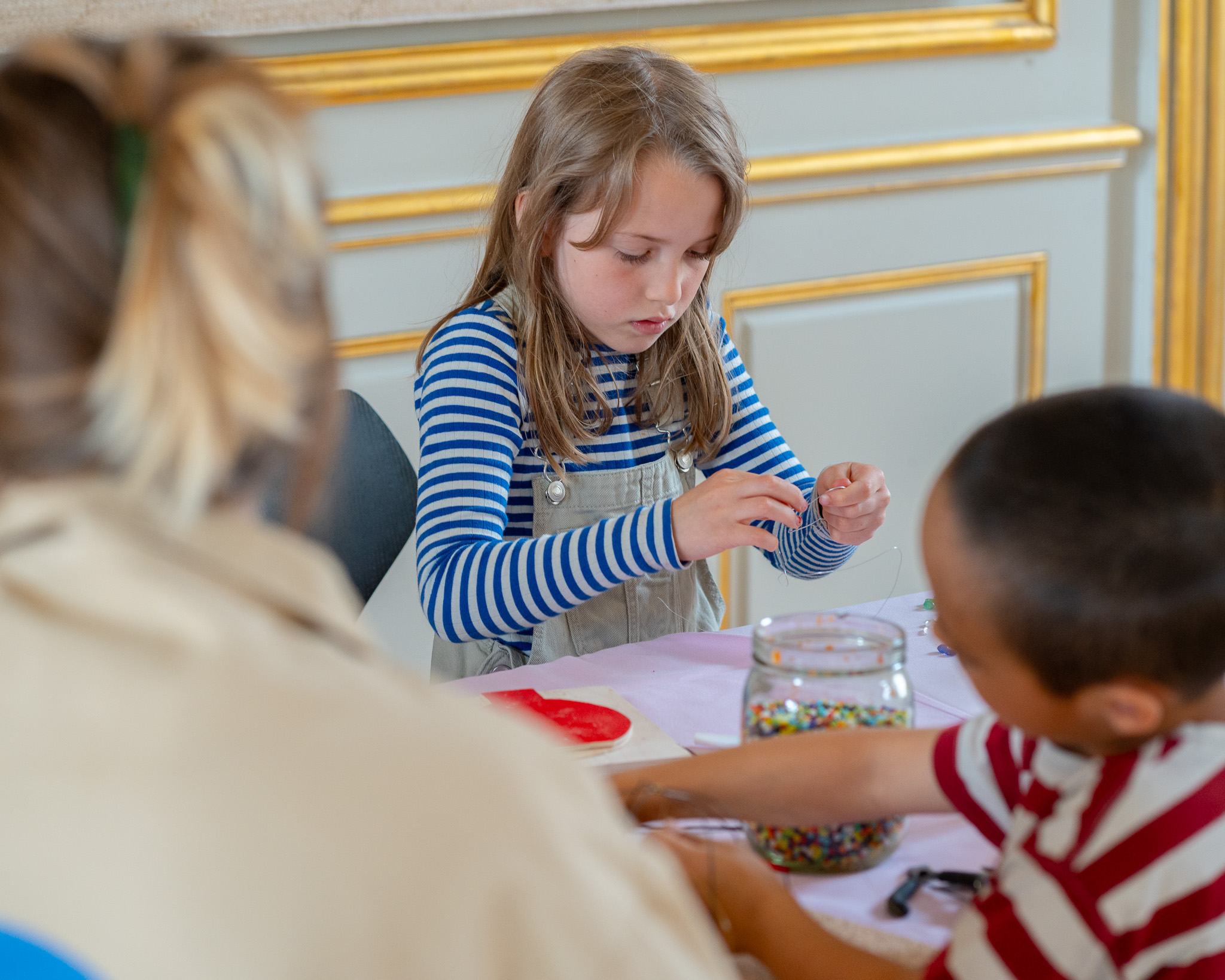 Børn er kreative i familieværkstedet i Festsalen.