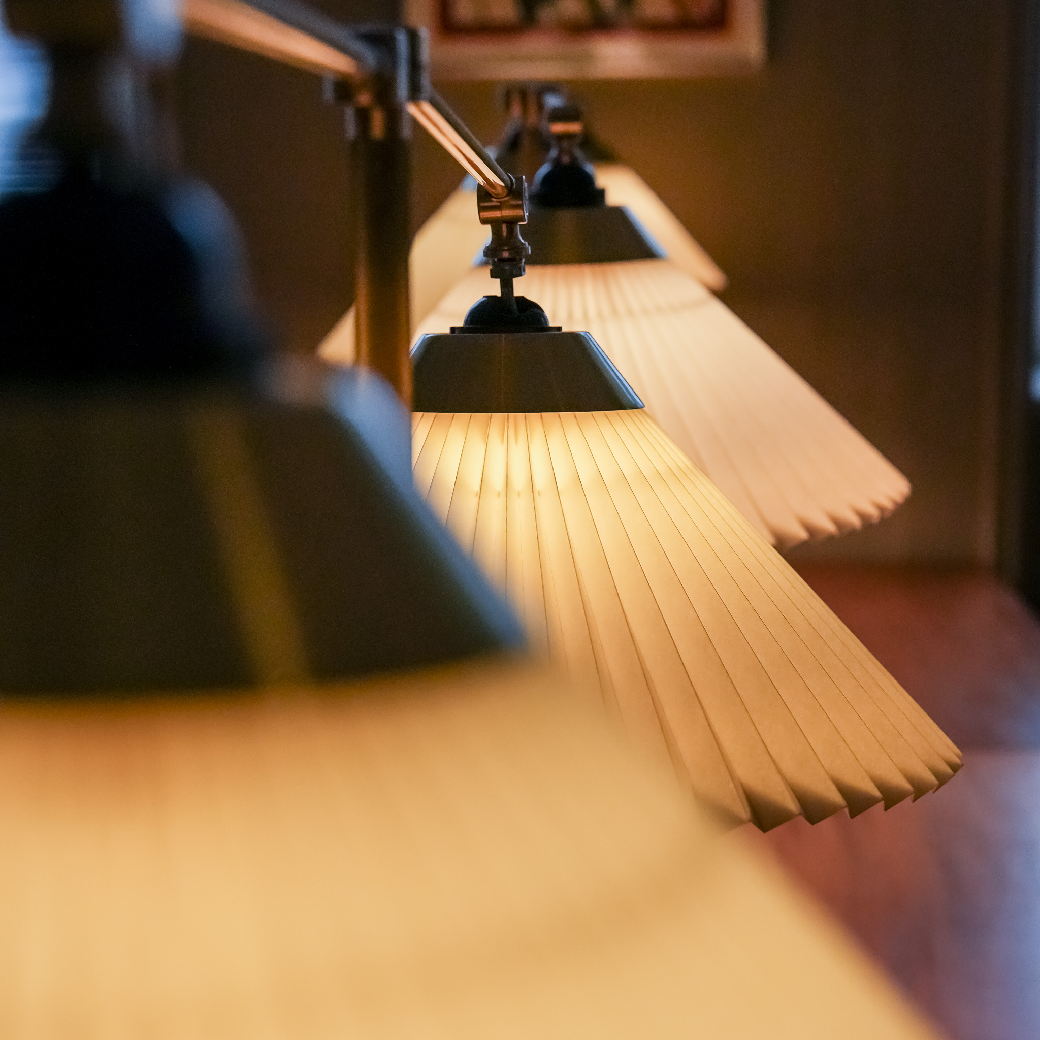 Museets biblioteks samling af Kaare Klint lamper.