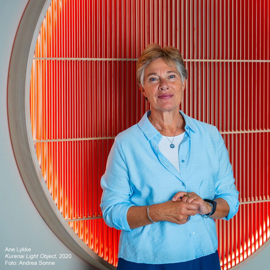 Anne-Louise Sommer foran Ane Lykkes værk Kurenai Light Object, 2020. Foto: Andrea Sonne