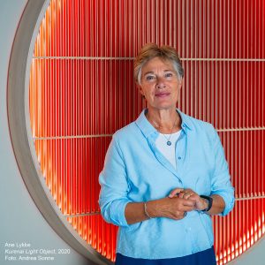 Anne-Louise Sommer foran Ane Lykkes værk Kurenai Light Object, 2020. Foto: Andrea Sonne