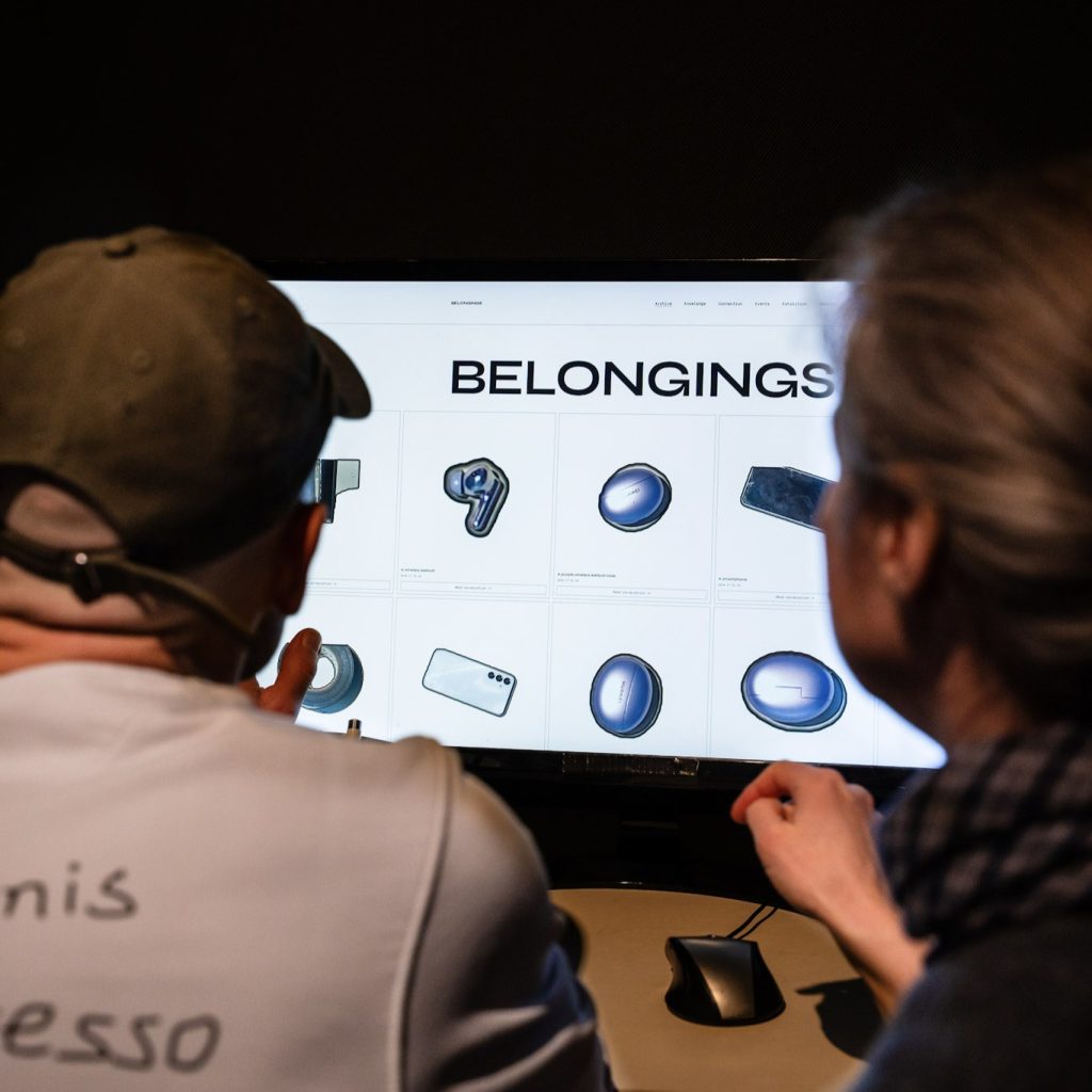 Gæster kigger i udstillingen Belongings: Affection as a Design Strategy