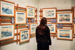 Gæst kigger på Hokusai træsnit i udstillingerne