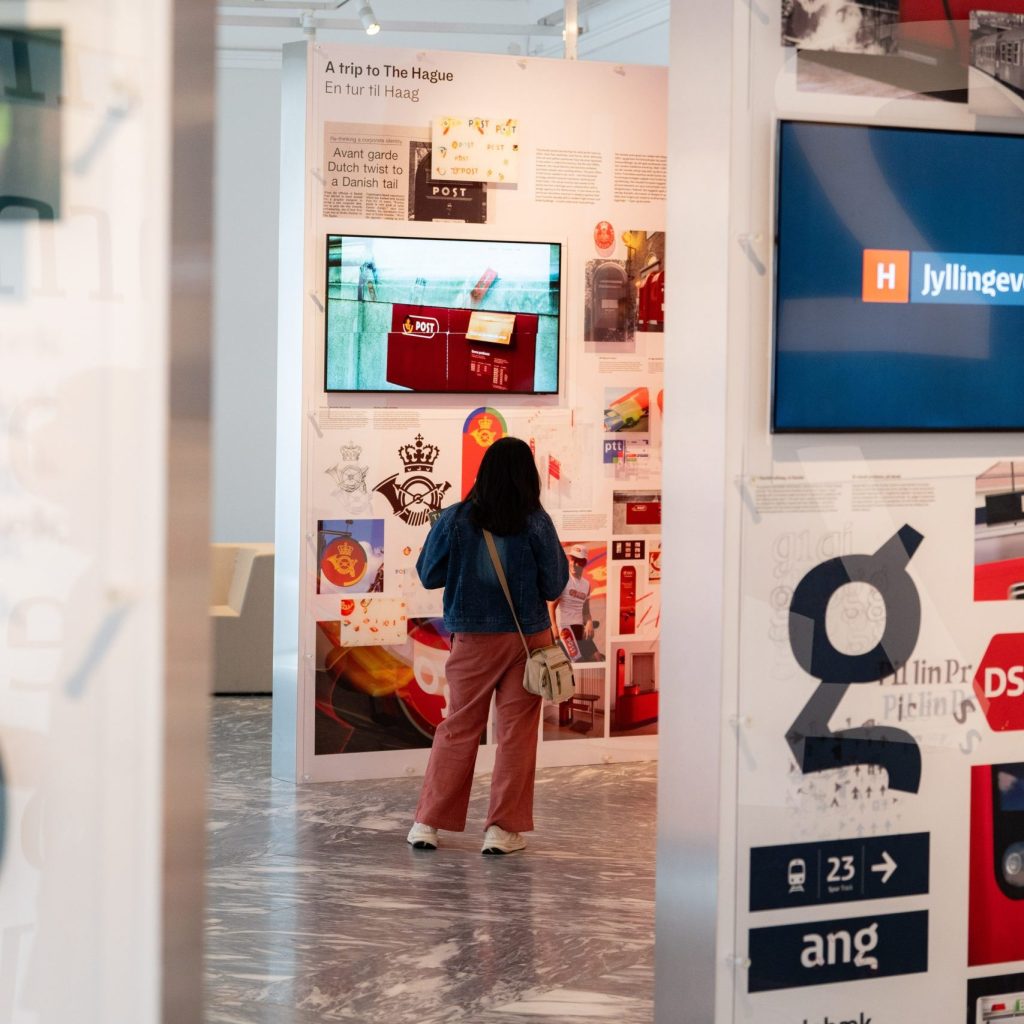 Gæst kigger i Kontrapunkt udstillingen på Designmuseum Danmark