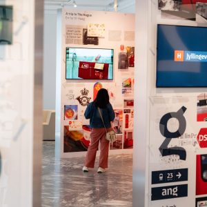 Gæst kigger i Kontrapunkt udstillingen på Designmuseum Danmark