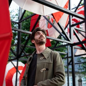Gæst i Henrik Vibskovs pavillon 'The Umbrico Spiral'