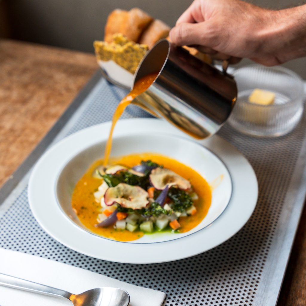 Suppe med hummerbisque på rismælk med kartoffel, gulerod, selleri, syltede rødløg, tørret kål, tørrede æbleskiver og estragonolie fra FORMATs efterårsmenu