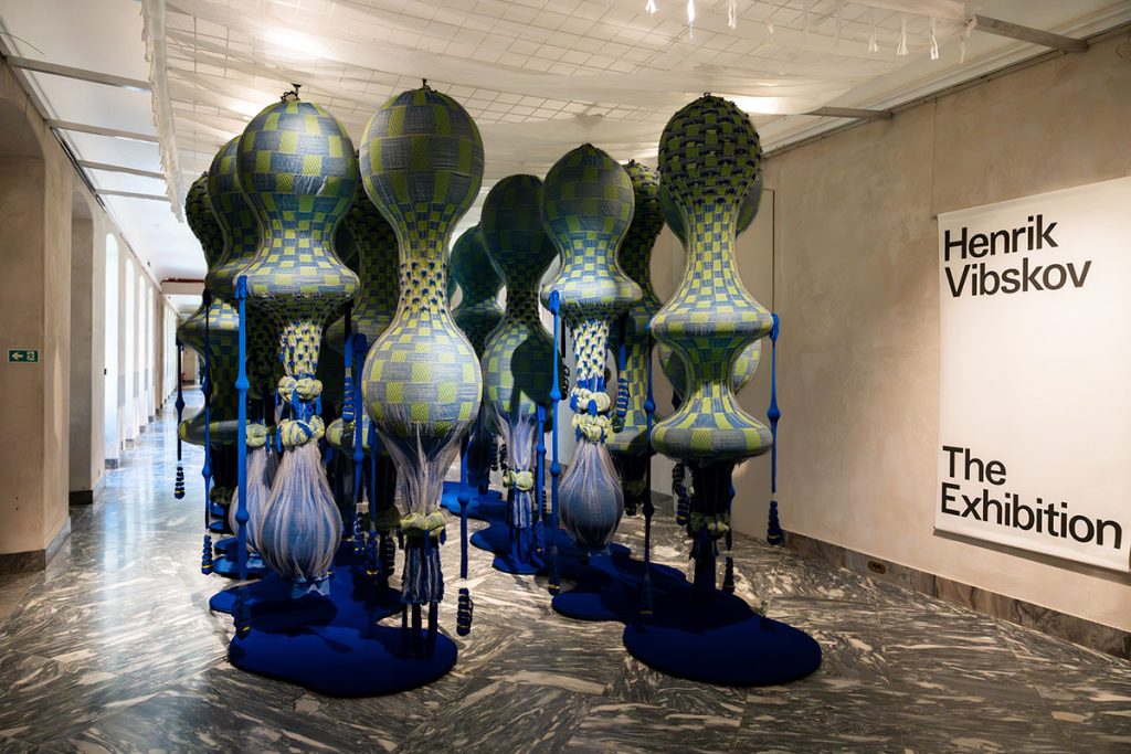 Henrik Vibskov: The Exhibition. Designmuseum Danmark. Foto: Andrea Sonne
