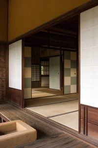 Japansk stue med skydedøre og ternede vægge